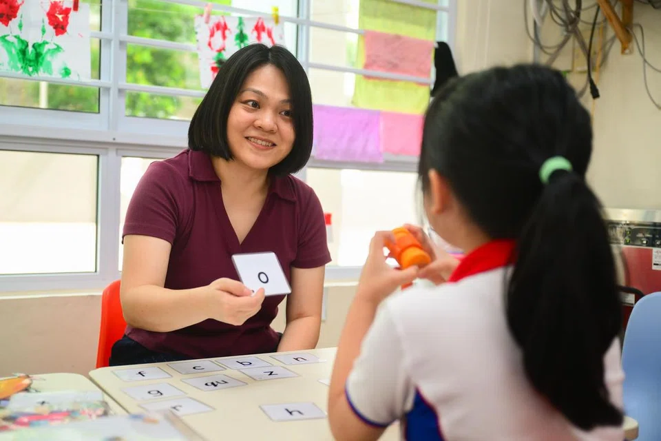 Pendidik Sokongan Pembelajaran, Cik Annie Lim, mengajar murid di PCF Sparkletots @ Braddell Heights pada 3 September.