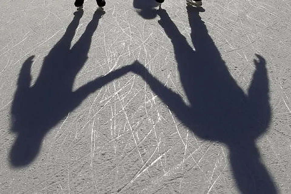 RAKAN KARIB BERBANDING ANGGOTA KELUARGA: Kajian yang dibuat pada 2014 yang diterbitkan majalah Health Psychology mendapati sokongan daripada anggota keluarga tidak memberikan manfaat kesihatan yang positif, contohnya tidak dapat mengurangkan tekanan berbanding mereka yang mempunyai rakan karib. - Foto REUTERS