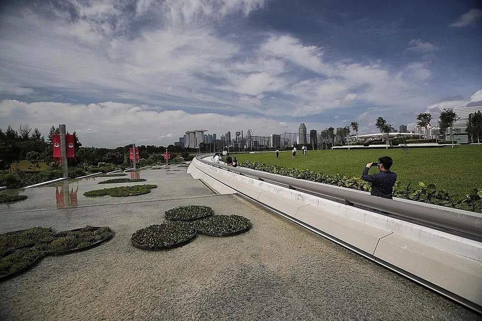 PRASARANA DEMI JAMIN BEKALAN AIR NEGARA: PM Lee dan Menteri Kemampanan dan Sekitaran Grace Fu menghadiri acara pembukaan loji penyahgaraman keempat Singapura di Marina East, yang merupakan loji skala besar pertama di sini yang boleh merawat kededua air laut dan air hujan. Dengan kemudahan merawat air terletak di bawah tanah, loji itu menyediakan ruang hijau di atas permukaan bagi kegiatan masyarakat dan riadah (atas). - Foto BH oleh GIN TAY 