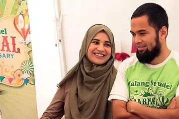 UBAH TUMPUAN: Pasangan suami isteri Shireen Sungkar dan Teuku Wisnu yang pernah menerajui sinetron popular 'Cinta Fitri', kini fokus pada tugasan lain, dengan Teuku Wisnu memajukan perniagaan pastri oleh-olehnya, Malang Strudel. - Foto ANEKA INFO UNIK