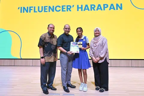 Dhia Carissa Mohamad Indra, pelajar  Sekolah Menengah CHIJ St Theresa’s Convent (dua dari kanan) meraih Anugerah ‘Influencer’ Harapan.