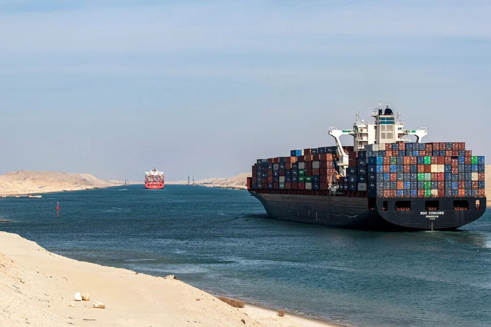 Peluasan perang Iran dan ancaman terhadap perkapalan dari Selat Hormuz hingga Bab al-Mandab kini menimbulkan kebimbangan bahawa Terusan Suez dan pelabuhan Mesir turut terdedah kepada kesan konflik, terutama selepas serangan dron terhadap dua kapal gas di pelabuhan Damietta pada 29 Julai.