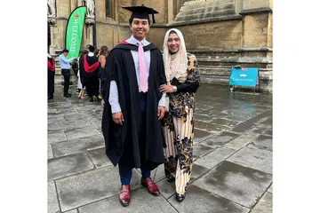 PAUN TURUN BANTU PERBELANJAAN ANAK: Cik Rehana sewaktu konvokesyen anak lelakinya yang baru saja tamat pengajian di UK. - Foto ihsan HANA S.I