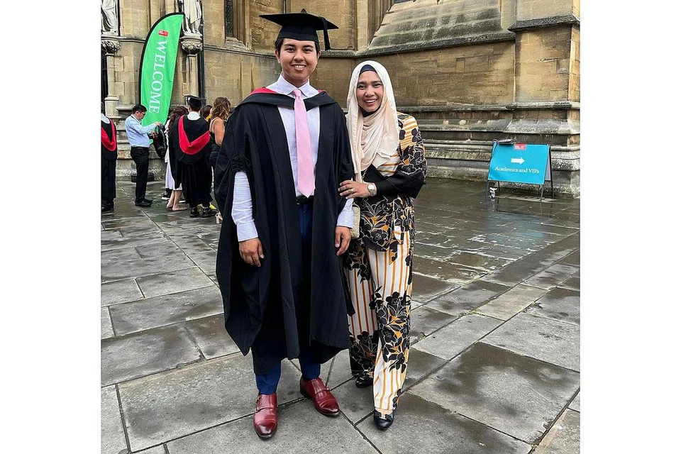 PAUN TURUN BANTU PERBELANJAAN ANAK: Cik Rehana sewaktu konvokesyen anak lelakinya yang baru saja tamat pengajian di UK. - Foto ihsan HANA S.I