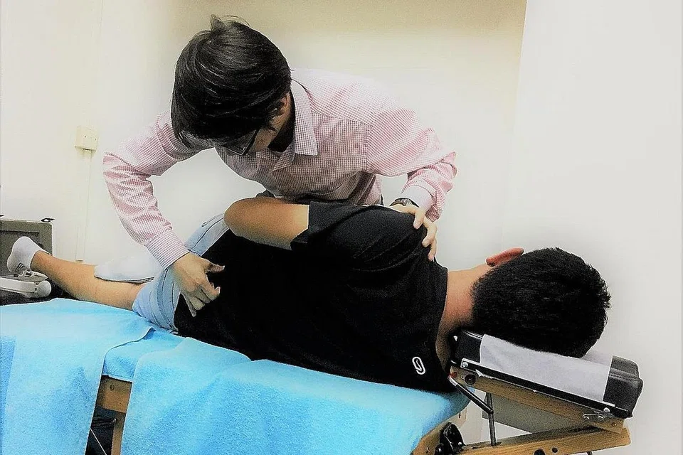 MULA DIMINATI RAMAI: Rawatan kiropraktik dijangka boleh membantu mengurangkan sakit belakang dan meningkatkan lagi fungsi berkaitan tulang belakang tanpa pembedahan. - Foto fail
