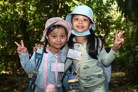 Semasa pendakian di Taman Semula Jadi Chestnut, Aleesya Amelia Luqman (kiri) memperlahankan langkahnya untuk menemani rakannya, Nur Munawwarah Abdullah, supaya dia tidak tertinggal.