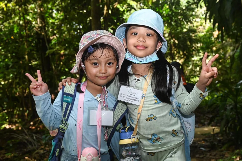 Semasa pendakian di Taman Semula Jadi Chestnut, Aleesya Amelia Luqman (kiri) memperlahankan langkahnya untuk menemani rakannya, Nur Munawwarah Abdullah, supaya dia tidak tertinggal.