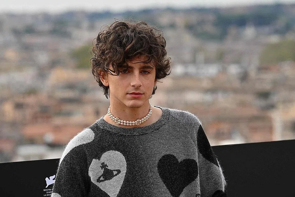 PUJAAN RAMAI: Pengamat muda filem Hollywood tertarik dengan karisma Timothee Chalamet yang bakal muncul dalam dua filem yang dijangka pecah panggung pada 2023, 'Wonka' dan 'Dune: Part Two'. - Foto AFP