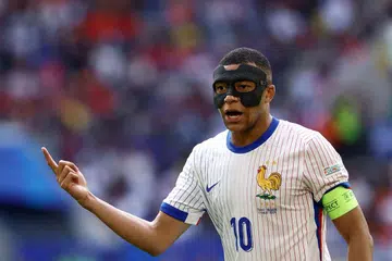 Penyerang Perancis, Kylian Mbappe, dilihat sering betulkan topeng pelindung muka dalam perlawanan peringkat 16 pasukan terakhir Euro 2024 menentang Belgium di Arena Duesseldorf pada 1 Julai. 
