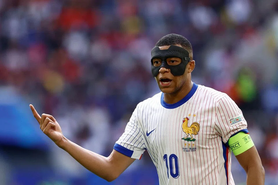 Penyerang Perancis, Kylian Mbappe, dilihat sering betulkan topeng pelindung muka dalam perlawanan peringkat 16 pasukan terakhir Euro 2024 menentang Belgium di Arena Duesseldorf pada 1 Julai. 