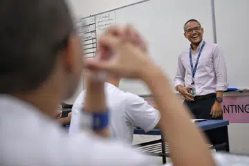 PUPUK SIFAT POSITIF: Encik Khairy Norady merupakan seorang guru Biologi di dalam Sekolah Penjara Tanah Merah dan beliau menitikberatkan kerjasama dan kepercayaan antara pelajar-pelajarnya.