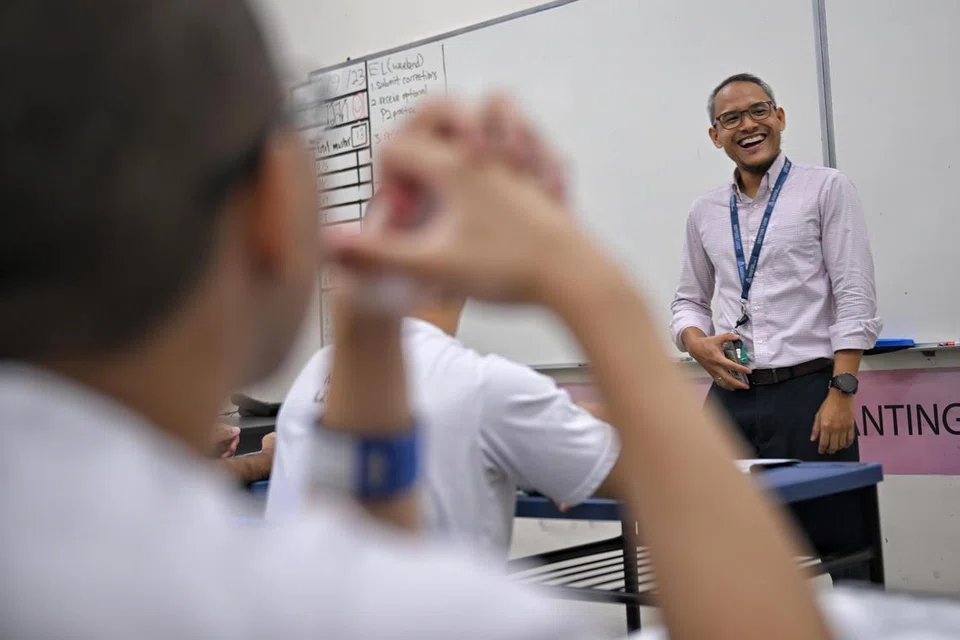 PUPUK SIFAT POSITIF: Encik Khairy Norady merupakan seorang guru Biologi di dalam Sekolah Penjara Tanah Merah dan beliau menitikberatkan kerjasama dan kepercayaan antara pelajar-pelajarnya.
