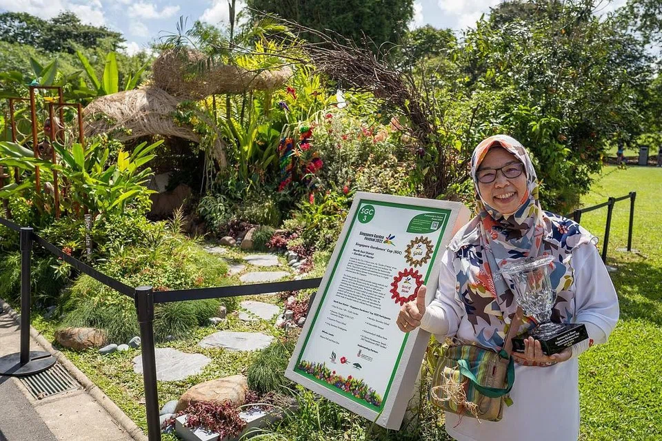 PAMERAN TERBAIK: Pemenang Piala Pekebun Pesta Taman Singapura, Cik Foziah Yeon, 63 tahun, seorang pegawai kebajikan kanan, di pameran yang diciptanya - Taman Nektar Timur Laut - di Kebun Bunga Sngapura. Pameran beliau memenangi hadiah terbaik pertandingan itu, yang diadili oleh sebuah panel pereka landskap antarabangsa. - Foto BH oleh SYAMIL SAPARI