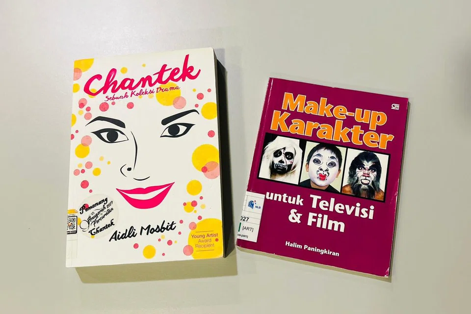 (Dari kiri) Buku mengenai koleksi naskhah teater dan tata rias watak untuk televisyen dan filem seperti, ‘Chantek: Sebuah Koleksi Drama’ dan ‘Make-up Karakter untuk Televisi & Film’ boleh didapatkan di Perpustakaan Seni Sentral.