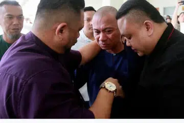 Encik Mohd Azminizam Zulkepli, 48 tahun (tengah) dan Encik Ahmad Shamsuri Zailani, 31 tahun (kanan) terharu dengan keputusan Mahkamah Majistret Klang, Selangor, mengenakan hukuman penjara dan denda terhadap ahli perniagaan yang mencederakan mereka hanya disebabkan berpuasa pada 2021. 