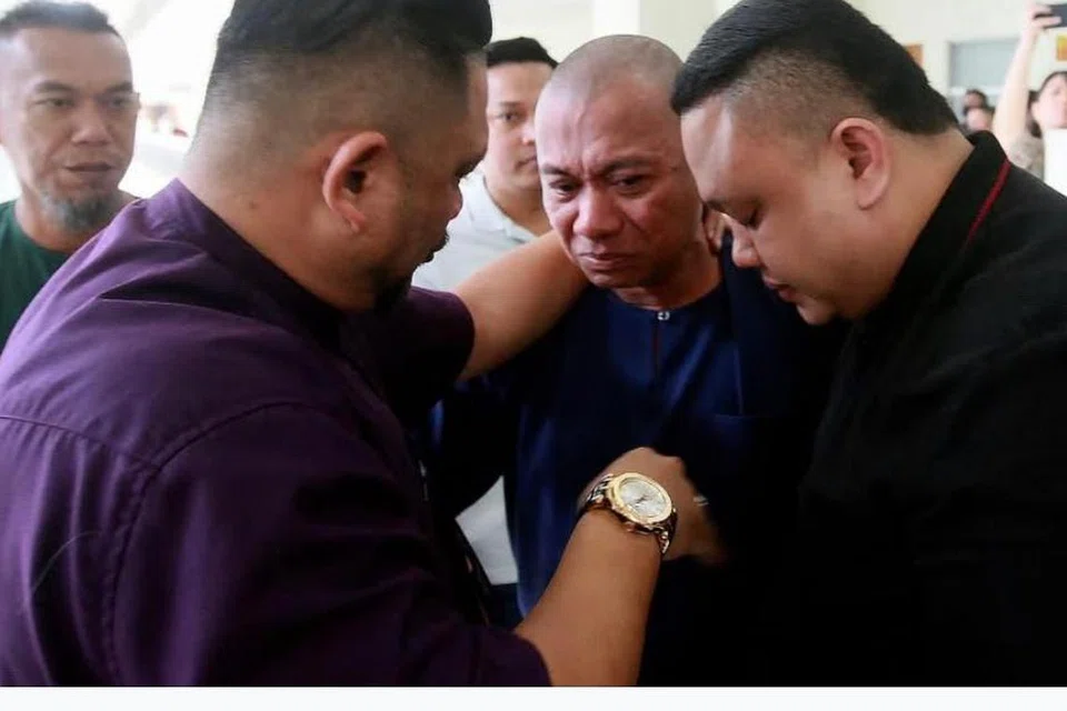 Encik Mohd Azminizam Zulkepli, 48 tahun (tengah) dan Encik Ahmad Shamsuri Zailani, 31 tahun (kanan) terharu dengan keputusan Mahkamah Majistret Klang, Selangor, mengenakan hukuman penjara dan denda terhadap ahli perniagaan yang mencederakan mereka hanya disebabkan berpuasa pada 2021. 