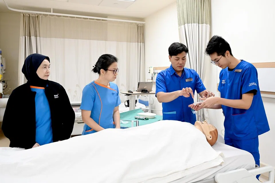 Antara tugas Encik Noormazreen Maswan (dua dari kanan), sebagai Pendidik Jururawat ialah membimbing jururawat lain menyesuaikan diri dengan perkembangan dan teknologi. Bersama beliau dalam sesi latihan ialah Jururawat Staf Kanan, Cik Nurhazirah Hatman (kiri); Pembantu Jururawat Klinisian, Cik Chen Jing (dua dari kiri); dan Jururawat Staf, Encik Royce Tay (kanan).  