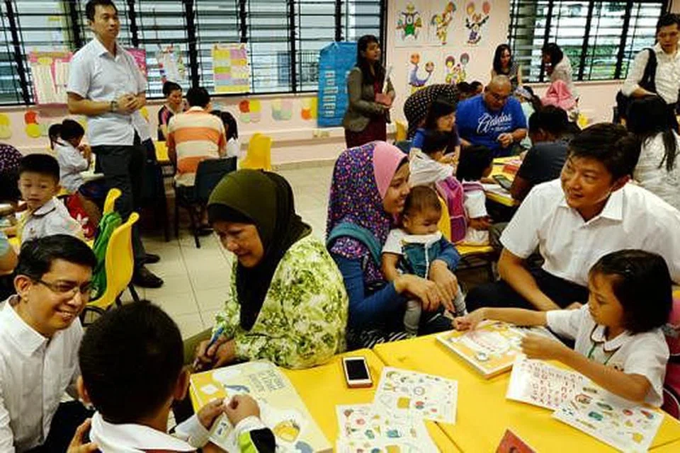 LAWAT MURID DARJAH SATU: Encik Ng Chee Meng (depan, kanan) bersama Dr Faishal (kiri) melawat Sekolah Rendah Ahmad Ibrahim semasa hari pertama sekolah bagi murid darjah satu. - Foto-foto ZAINAL YAHYA
