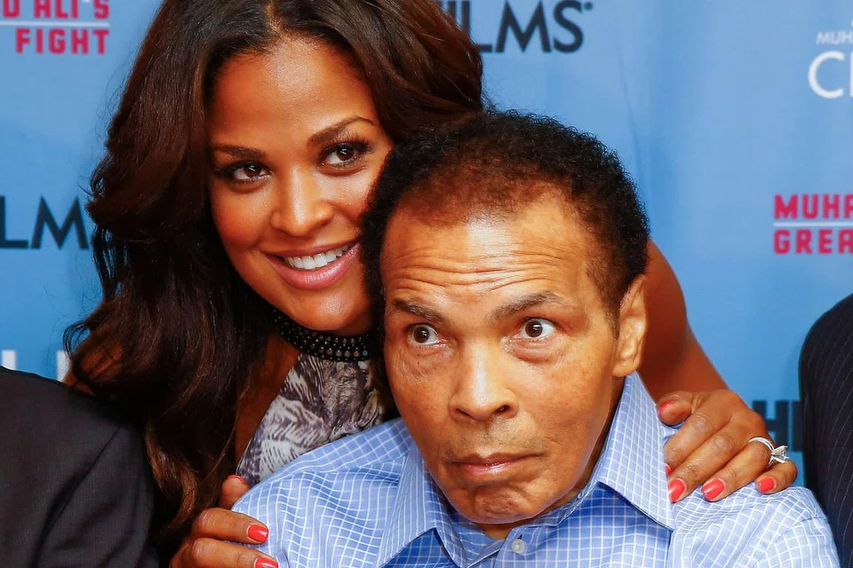 PERGINYA LEGENDA: Muhammad Ali bersama anaknya, Laila, semasa di tayangan perdana 'Muhammad Ali's Greatest Fight' pada Oktober 2013. - Foto AFP