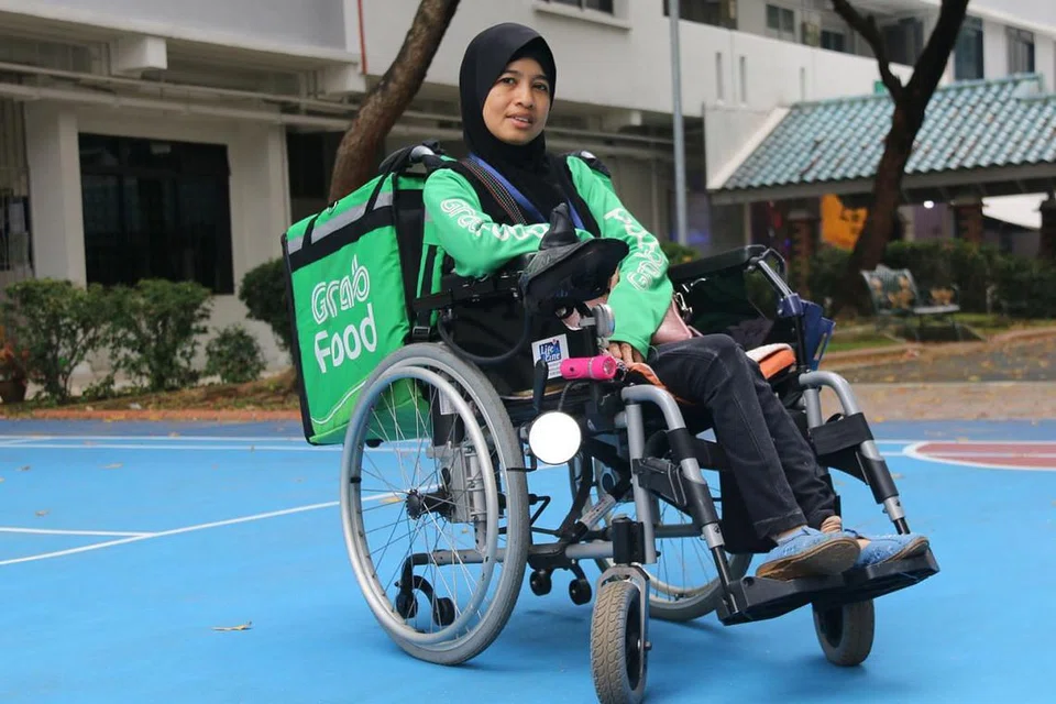 KISAH INSPIRASI: Saksikan video kisah seorang penghantar makanan GrabFood yang berkerusi roda, Cik Sumaiyah Ghazali. - Foto fail