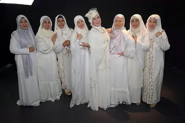 GABUNGAN HEBAT: 'Al-Jawaher' dan Habibah Othman (tiga dari kiri) serta Dewi Yull (lima dari kiri ) baru-baru ini telah bergabung merakamkan dua lagu berjudul 'Hanya Tuhan' dan 'Ya Tuhan'. - Foto JAMIYAH.