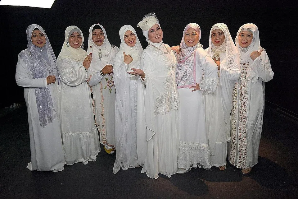 GABUNGAN HEBAT: 'Al-Jawaher' dan Habibah Othman (tiga dari kiri) serta Dewi Yull (lima dari kiri ) baru-baru ini telah bergabung merakamkan dua lagu berjudul 'Hanya Tuhan' dan 'Ya Tuhan'. - Foto JAMIYAH.