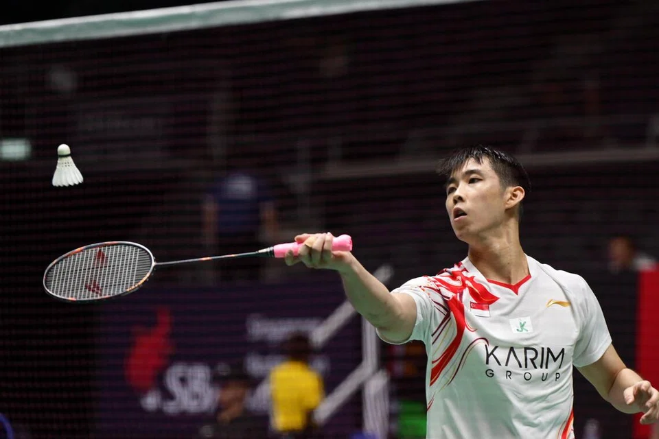 Pemain harapan Singapura, Loh Kean Yew, beraksi di Kejohanan Badminton Terbuka Singapura KFF pada 2025.