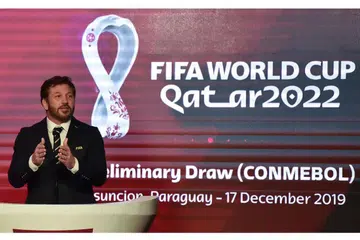 MINTA TUNDA: Presiden Gabungan Bola Sepak Amerika Selatan (Conmebol), Alejandro Dominguez, berucap di undian awal Conmebol bagi Piala Dunia Qatar 2022 di Luque, Paraguay, Disember lalu. Conmebol telah meminta Fifa menunda perlawanan kelayakan mereka bagi kejuaraan itu kerana risiko pemain mereka yang bermain di Eropah terpaksa menjalani kuarantin dek Covid-19. - Foto fail AFP 
