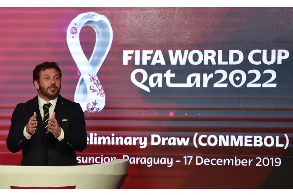 MINTA TUNDA: Presiden Gabungan Bola Sepak Amerika Selatan (Conmebol), Alejandro Dominguez, berucap di undian awal Conmebol bagi Piala Dunia Qatar 2022 di Luque, Paraguay, Disember lalu. Conmebol telah meminta Fifa menunda perlawanan kelayakan mereka bagi kejuaraan itu kerana risiko pemain mereka yang bermain di Eropah terpaksa menjalani kuarantin dek Covid-19. - Foto fail AFP 