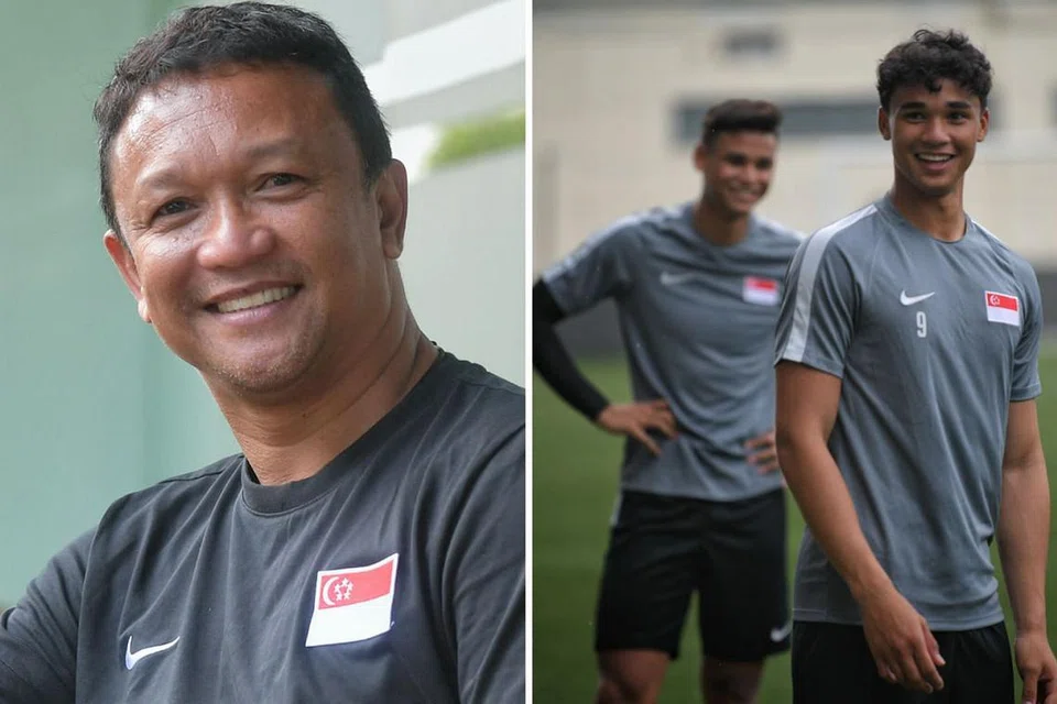 Fandi Ahmad (kiri) bersama dua anaknya, Ikhsan (kanan, depan) yang beraksi di Eropah bersama kelab Norway, Raufoss, dan Irfan yang menyarungi jersi kelab di Thailand, BG Pathum United. 