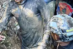 Foto edaran yang disediakan oleh Metta Tham Kalasin Rescue menunjukkan anggota penyelamat Thailand keluar dari sebuah gua yang dipenuhi air ketika menjalankan operasi menyelamat tujuh warga Laos yang terperangkap di sebuah gua lombong emas yang dinaiki air di wilayah Xaysomboun, Laos pada 27 Mei 2026 (dikeluarkan pada 28 Mei 2026). Menurut Metta Tham Kalasin Rescue, lima daripada tujuh lelaki Laos yang terperangkap sejak 19 Mei 2026 ditemui masih hidup, manakala dua lagi masih hilang.