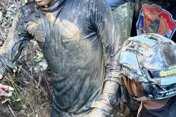 Foto edaran yang disediakan oleh Metta Tham Kalasin Rescue menunjukkan anggota penyelamat Thailand keluar dari sebuah gua yang dipenuhi air ketika menjalankan operasi menyelamat tujuh warga Laos yang terperangkap di sebuah gua lombong emas yang dinaiki air di wilayah Xaysomboun, Laos pada 27 Mei 2026 (dikeluarkan pada 28 Mei 2026). Menurut Metta Tham Kalasin Rescue, lima daripada tujuh lelaki Laos yang terperangkap sejak 19 Mei 2026 ditemui masih hidup, manakala dua lagi masih hilang.