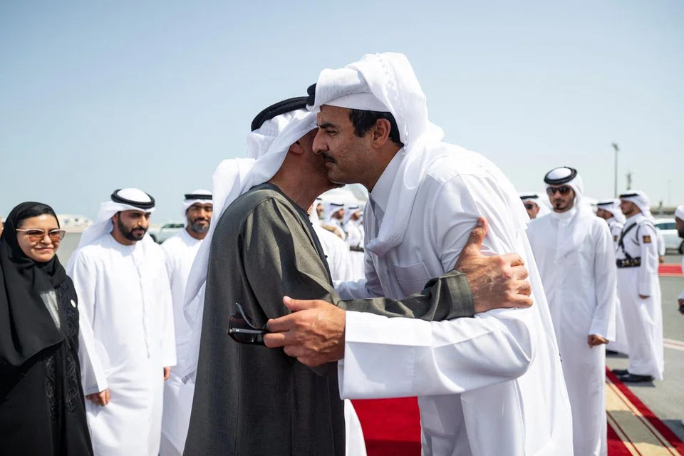 Sheikh Mohamed bin Zayed Al Nahyan, Presiden Amiriah Arab Bersatu, disambut oleh Sheikh Tamim bin Hamad Al Thani, Emir Qatar, ketika beliau berlepas di Lapangan Terbang Antarabangsa Doha, Qatar, 10 September 2025