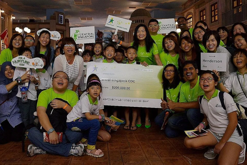 AZAM BANTU KANAK-KANAK MEMERLUKAN: Cek $200,000 yang diberi oleh StarHub akan bermanfaat bagi 622 kanak-kanak daripada keluarga berpendapatan rendah. Berbaju putih ialah Cik Denise Phua.