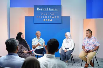 Moderator Dialog Belanjawan Berita Harian (BH), Penolong Editor Berita, Cik Atiyyah Mohamed Saad (kiri) bersama Menteri Bertanggungjawab bagi Ehwal Masyarakat Islam, Encik Masagos Zulkifli Masagos Mohamad (dua dari kiri), Setiausaha Parlimen Kanan (Kesihatan merangkap Undang-Undang), Cik Rahayu Mahzam (dua dari kanan) dan Anggota Parlimen (AP) GRC Pasir Ris-Punggol, Encik Sharael Taha (kanan) di Studio +65 SPH Media pada 17 Mac. 