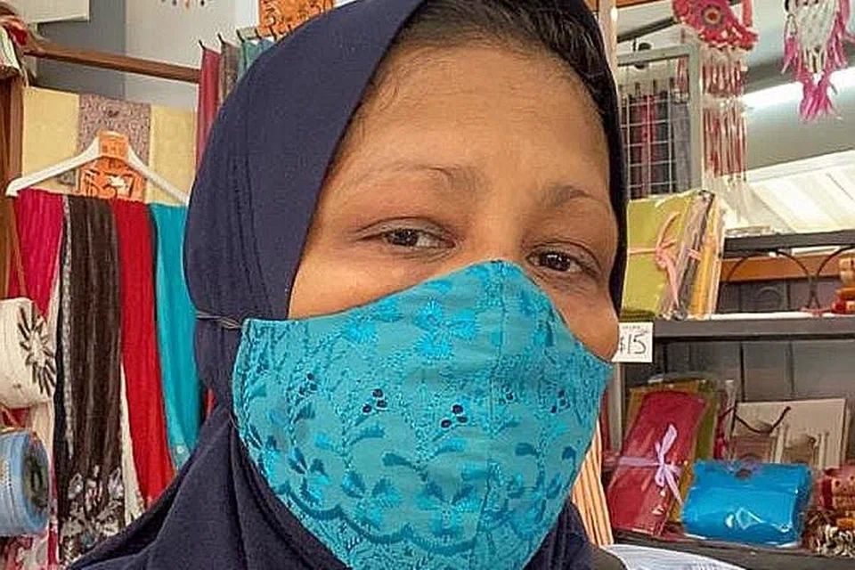 CEKAL HADAPI CABARAN: Pemilik kedai, Cik Melati tetap tabah meneruskan perniagaan.