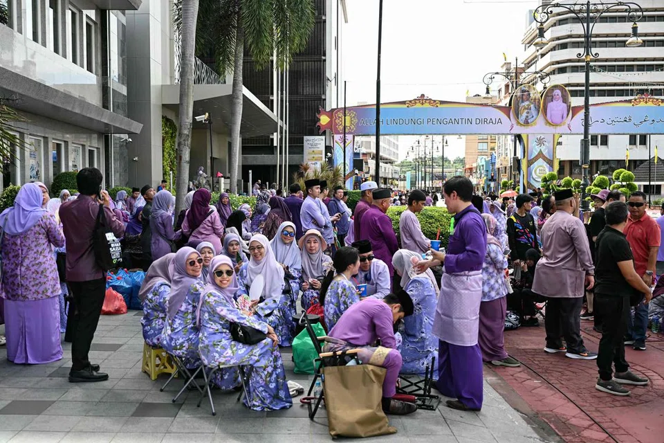 RAKYAT MENUNGGU: Ribuan rakyat Brunei menunggu Perarakan Pengantin Diraja yang mengelilingi Bandar Seri Begawan bermula dari Istana Nurul Iman seterusnya menuju ke Jalan Masjid Omar Ali’ Saifuddien hingga ke penghujung Jalan Stoney dan balik semula ke Jalan Raja Isteri Pengiran Anak Saleha.
