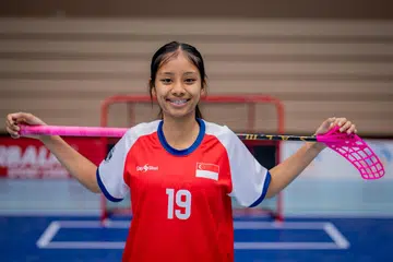 Nur Yuanna Insyirah S Ralli, 19 tahun, sanggup menangguhkan pengajiannya di peringkat Nitec Lanjutan dalam Pengurusan Sukan di Institut Pendidikan Teknikal (ITE) Kolej Central selama satu semester demi menyertai program latihan tujuh bulan di Sweden di bawah naungan kelab Pixbo IBK. Sebagai atlet termuda antara tujuh pemain kebangsaan yang dipilih, beliau bertekad meningkatkan mutu permainannya demi membantu Singapura memburu pingat emas di Sukan SEA 2027.
