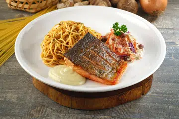 Dapatkan set hidangan yang memikat selera, Grilled Norwegian Salmon Steak Aglio Olio, hanya pada harga $14.50 sahaja!