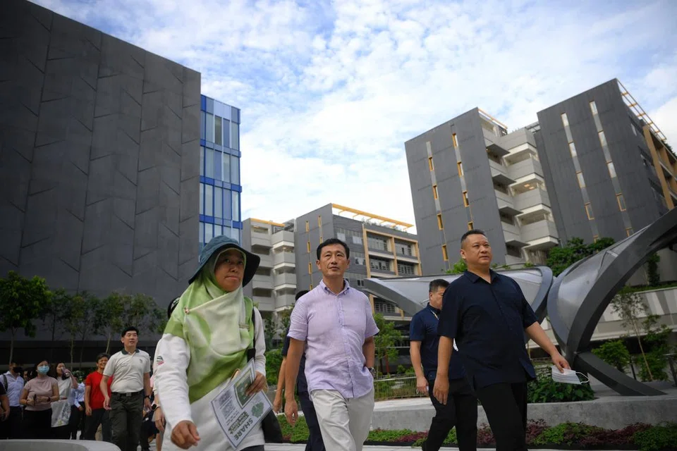 JUMLAH COVID CAPAI KEMUNCAK: Menteri Kesihatan, Encik Ong Ye Kung (dua dari kanan), berkata jumlah jangkitan Covid-19 mungkin  mencapai kemuncaknya tidak lama lagi semasa pembukaan hospital baru, Woodlands Health, pada 22 Disember.