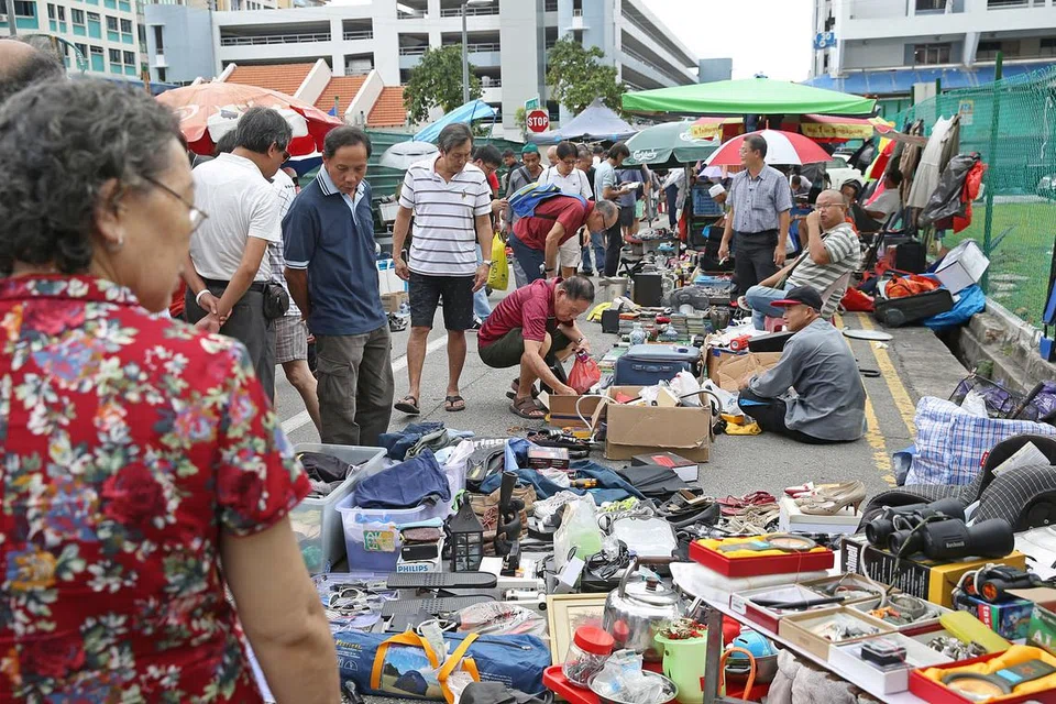 HARI TERAKHIR: Ramai pengunjung ke pasar lambak Sungei Road pada hari terakhir semalam (gambar atas) sebelum penjaja mengangkut pulang barang jualan mereka. Pasar yang dimulakan pada 1930-an ini ditutup untuk selamanya bagi memberi laluan kepada projek pembangunan, termasuk pembangunan perumahan dan komersial, pada masa akan datang. - Foto THE STRAITS TIMES