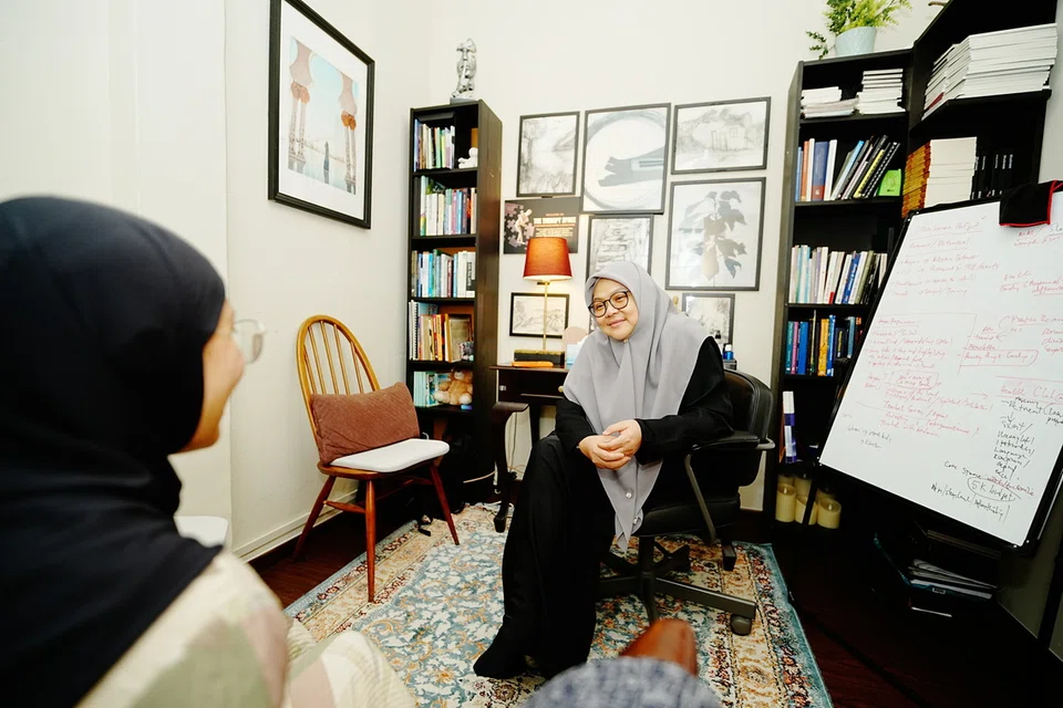 Pengarah Pengasas Alternative.Minds, Cik Maimunah Mosli (kanan) bersama seorang kliennya semasa satu sesi terapi yang diadakan di pusat tersebut pada 9 Oktober.