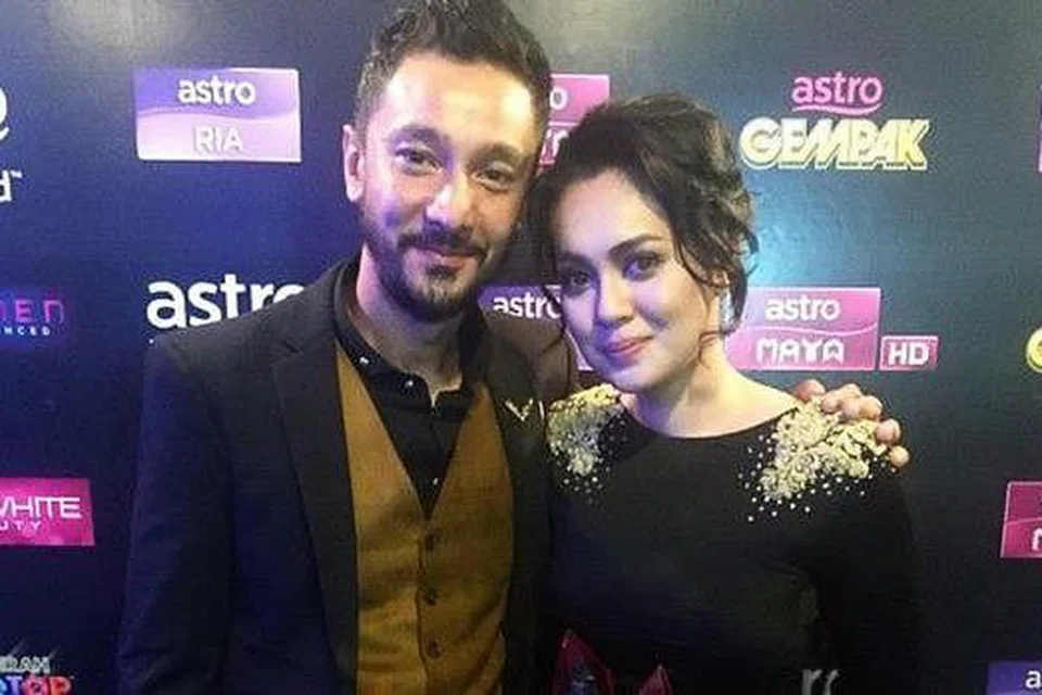 RANCANG PERKAHWINAN: Nelydia Senrose mahu ibunya selamat menunaikan ibadah umrah sebelum berbincang tentang rancangan perkahwinannya bersama pelakon dan pengacara Qi Razali. - Foto FACEBOOK NELYDIA SENROSE