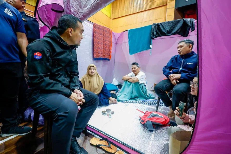 Menteri Besar, Datuk Onn Hafiz Ghazi, ketika melawat mangsa banjir di PPS Dewan MBIP Skudai.