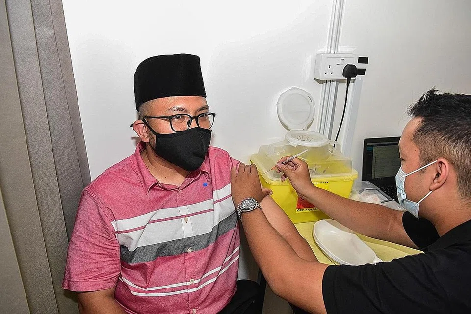 TIDAK BATAL: Sekiranya kita dicucuk vaksin, ia tidaklah membatalkan puasa kerana ia tidak melibatkan makanan masuk ke dalam perut kita. Lagipun, jarum yang dicucuk tidak masuk ke dalam rongga zahir. Sebaliknya, ia masuk melalui kulit. - Foto fail