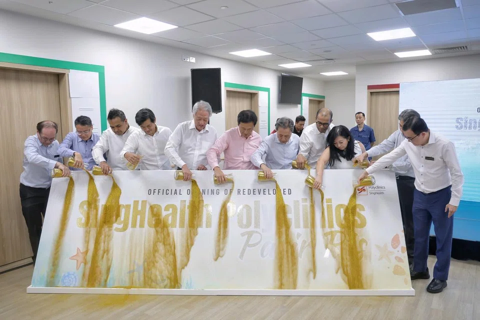 Menteri Kesihatan, Encik Ong Ye Kung (enam dari kiri) bersama Anggota Parlimen GRC Pasir Ris-Punggol, Encik Sharael Taha (tiga dari kiri); Encik Desmond Tan (empat dari kiri); Menteri Kanan Encik Teo Chee Hean (lima dari kiri); Dr Janil Puthucheary (empat dari kanan); dan Cik Yeo Wan Ling (tiga dari kanan) semasa melancarkan pembukaan pembangunan semula Poliklinik Pasir Ris pada 7 Oktober. Turut hadir ialah pengerusi SingHealth Encik Cheng Wai Keung (lima dari kanan).