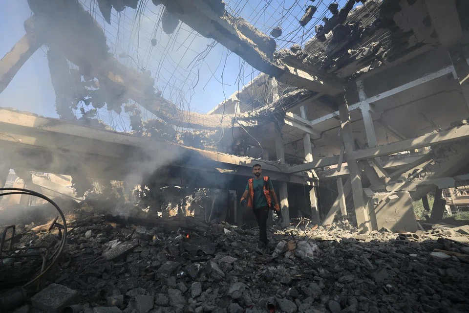 Sebuah kolej yang menempatkan ramai pelarian Palestin, musnah akibat serangan udara tentera Israel di Gaza pada 3 September.