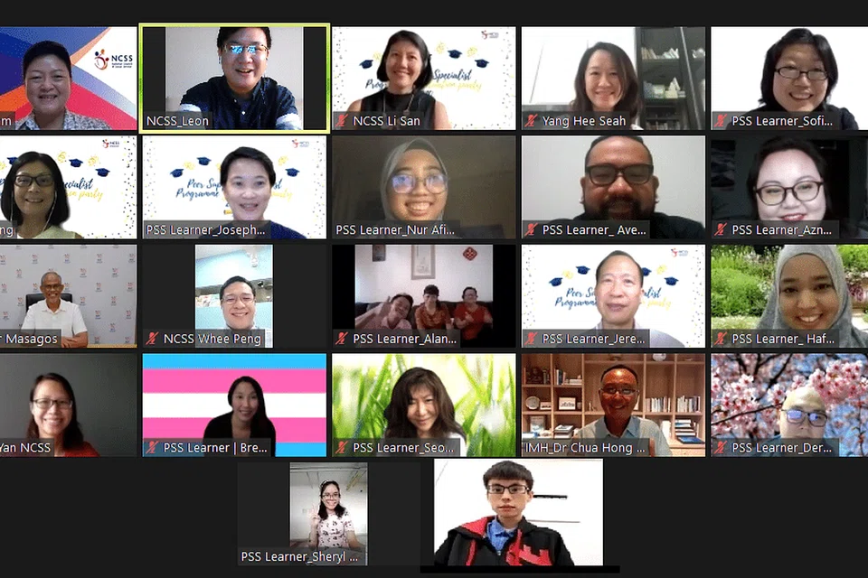 Encik Masagos berinteraksi dengan Pakar Sokongan Rakan daripada kumpulan kelima Program Pakar Sokongan Rakan NCSS dan wakil dari NCSS serta Institut Kesihatan Mental.