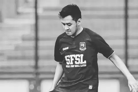 Septian Raharja sedang bermain dalam satu perlawanan persahabatan di Stadium Siliwangi di Bandung, Indonesia, apabila beliau disambar petir pada 10 Februari. 