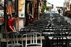 KESAN COVID-19: Persatuan Restoran Singapura berkata beberapa restoran menjangkakan pendapatan mereka akan merosot sebanyak 80 peratus dalam beberapa bulan akan datang akibat koronavirus. - Foto REUTERS